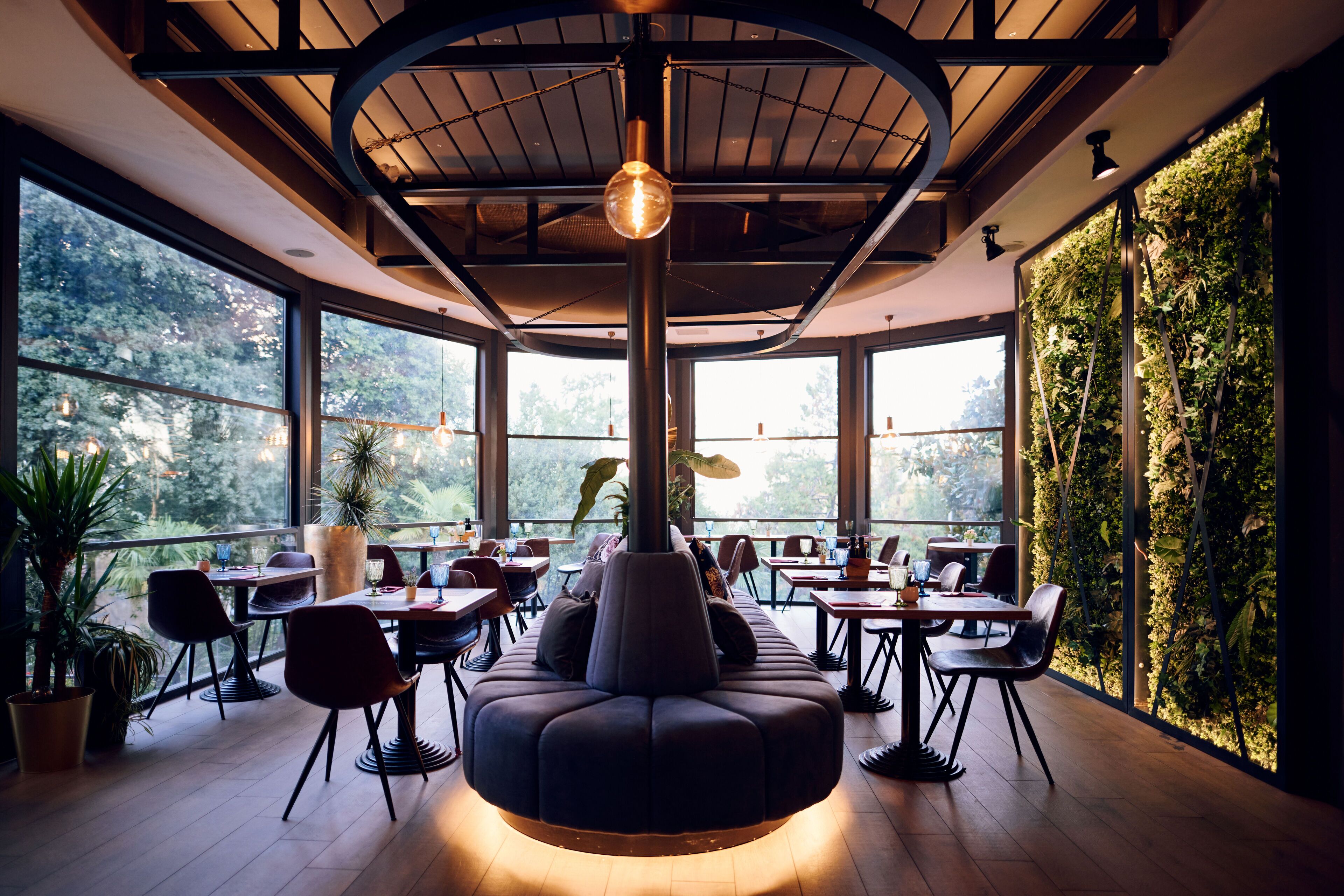 2 restaurantes; se sirven desayunos y cocina local e internacional 