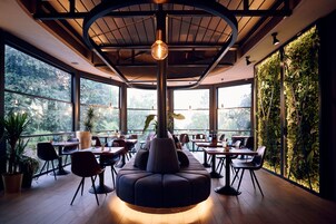 2 restaurants, breakfast, lunch served; local and international cuisine