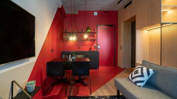 Een flatscreentelevisie en Netflix