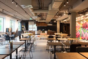 Bar (trong khuôn viên)