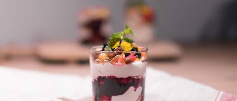 Un dessert servi dans un verre, posé sur une serviette.
