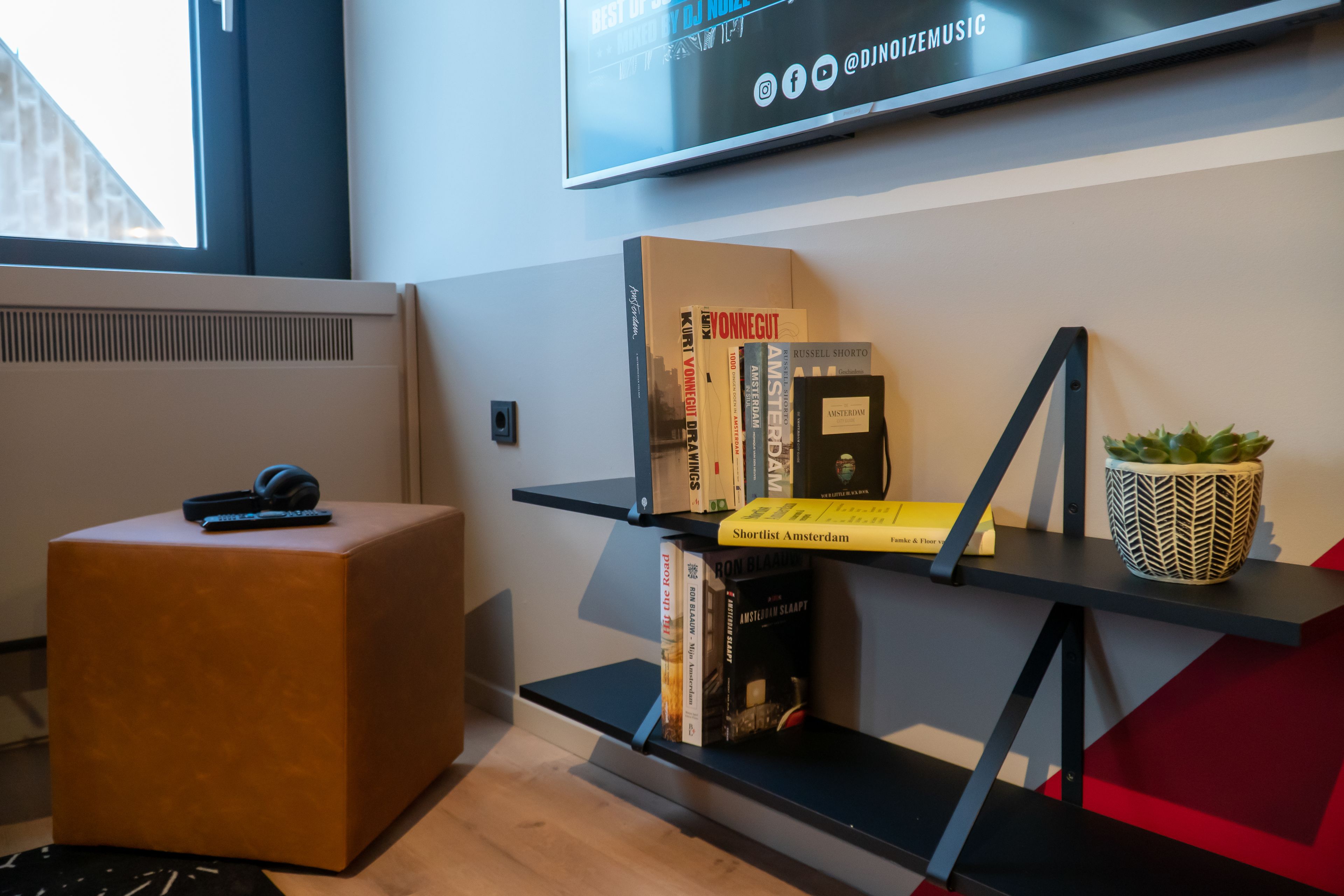 deluxe studio suite, 1 double bed, city view | living area | flat-screen tv, netflix