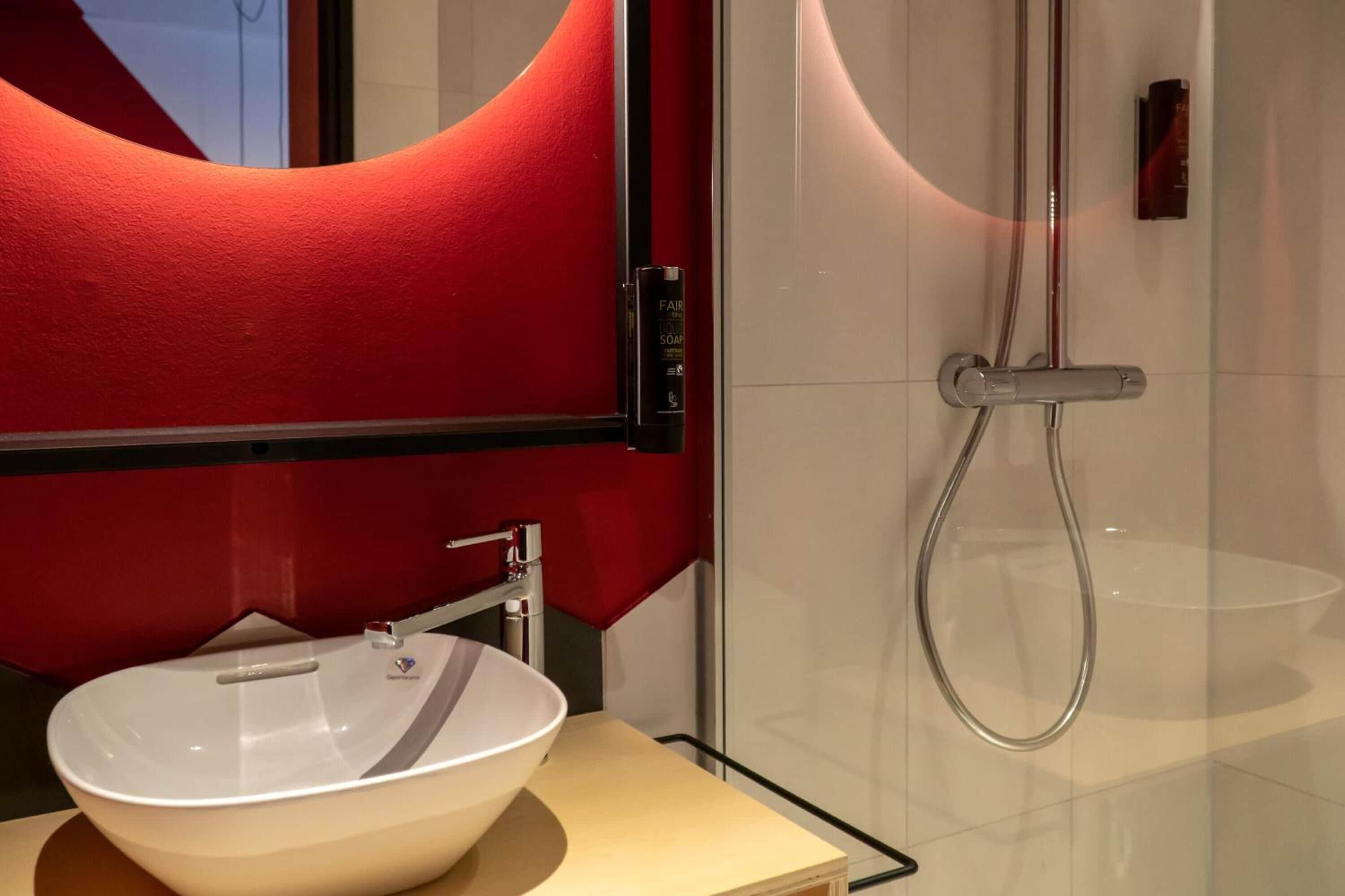 shower, rainfall showerhead, free toiletries, hair dryer