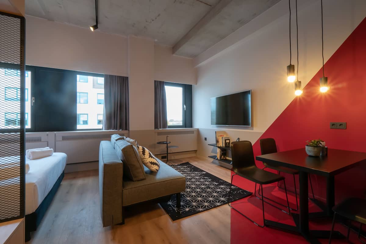 Deluxe Studio Suite, 1 Double Bed, City View