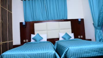 Tallelokero huoneessa, pimennysverhot, äänieristys, silitysrauta/-lauta