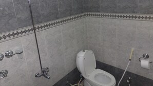 Executive Apartment, Hill View | Bathroom - Canari Hotel (Abbottabad)