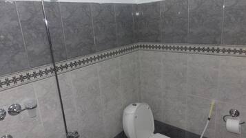 Executive-huoneisto, näköala mäelle | Kylpyhuone | Tohvelit, pyyhkeet