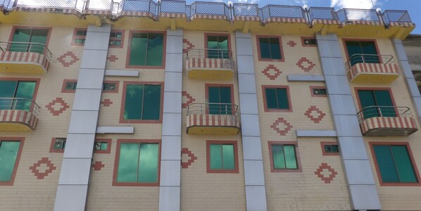 Front of property - Canari Hotel (Abbottabad)