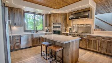 House, 4 Bedrooms | Private kitchen | Fridge, oven, coffee/tea maker, toaster