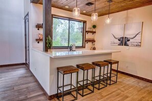 Hus, 4 soverom | Eget kjøkken | Kjøleskap, ovn, kaffetrakter/tekoker og brødrister