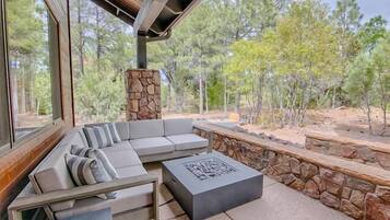 House, 4 Bedrooms | Balcony