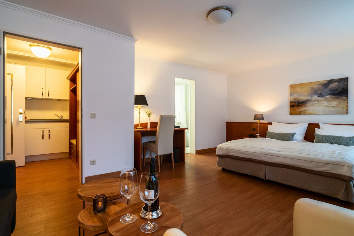 Comfort studio | Een bureau, een laptopwerkplek, babybedden, gratis wifi
