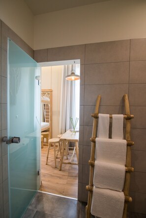 Kamer, 1 twee- of 2 eenpersoonsbedden, terras, uitzicht op de stad (Olivia) | Woonruimte | Smart-tv