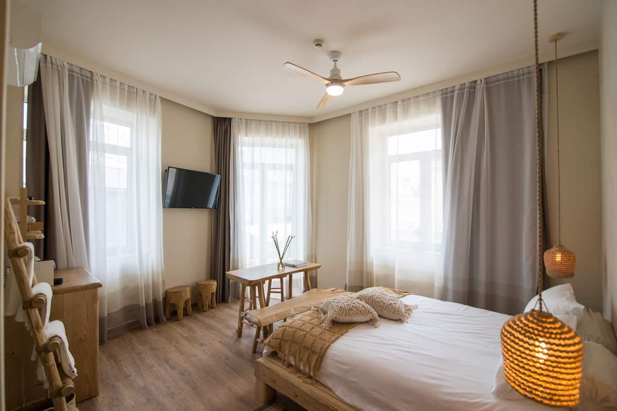 Suite, balcon, vue ville (Smaragda) | Bureau, chambres insonorisées, lits bébé (gratuits), Wi-Fi gratuit