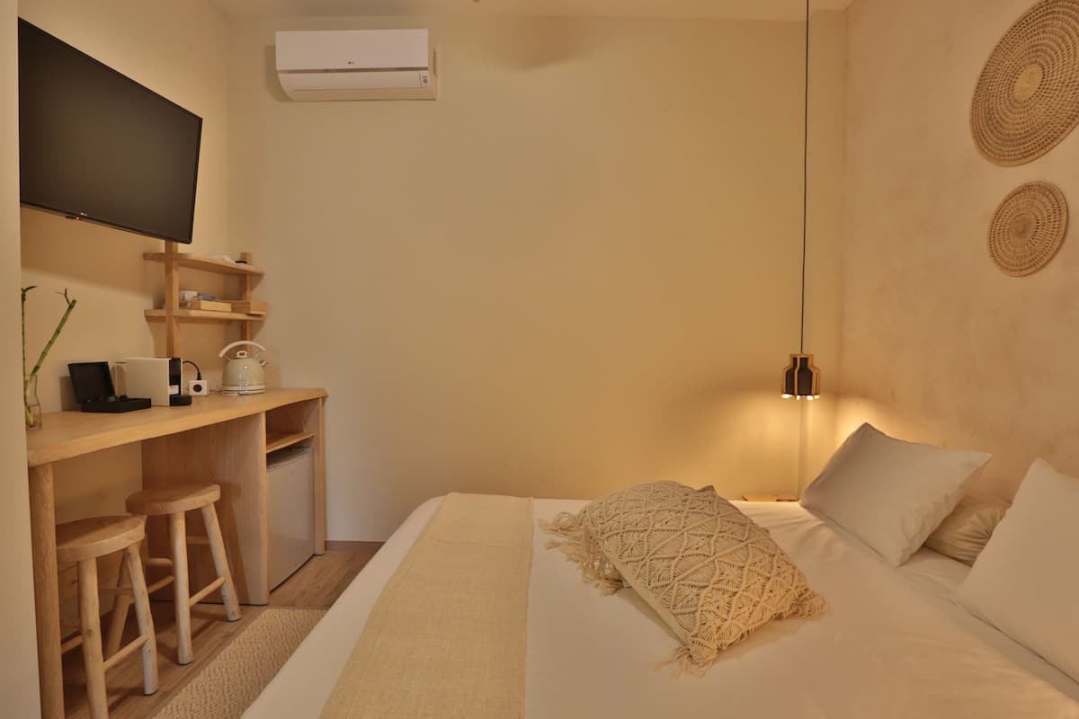 Chambre Double, terrasse (Jasmine) | Bureau, chambres insonorisées, lits bébé (gratuits), Wi-Fi gratuit