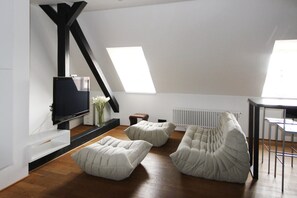 Departamento de diseñador, 2 baños, vista a la ciudad | Escritorio y espacio para trabajar con laptop