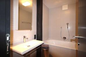 Appartement Design, 2 salles de bains, vue ville | Salle de bain | Baignoire et douche séparées, baignoire relaxante profonde