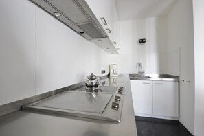 Design Apartment, 2 Bathrooms, City View | Private kitchen