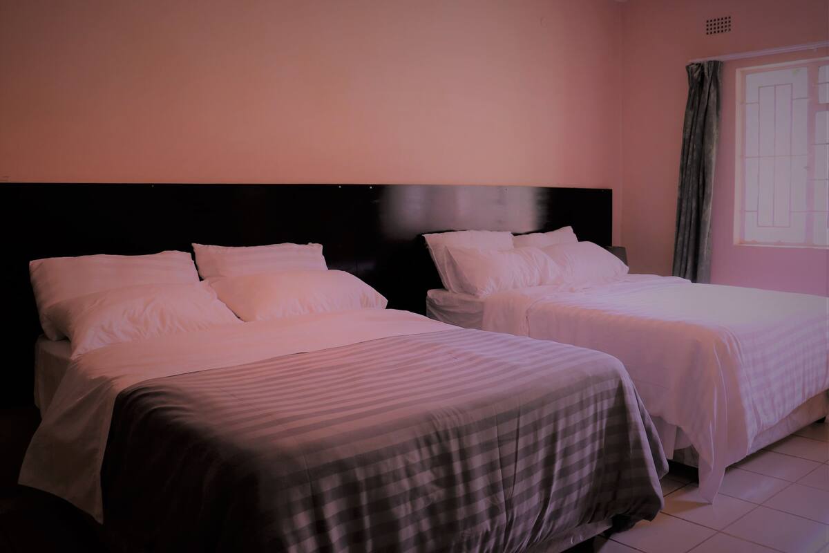 Biancheria da letto ipoallergenica, una scrivania, postazione laptop