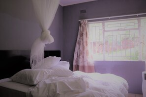 Ropa de cama hipoalergénica y escritorio