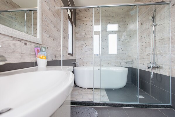 Habitación cuádruple, vista al jardín | Baño | Amenidades de baño gratuitas, secadora de cabello, pantuflas, toallas 