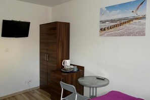 Iron/ironing board, free WiFi, bed sheets