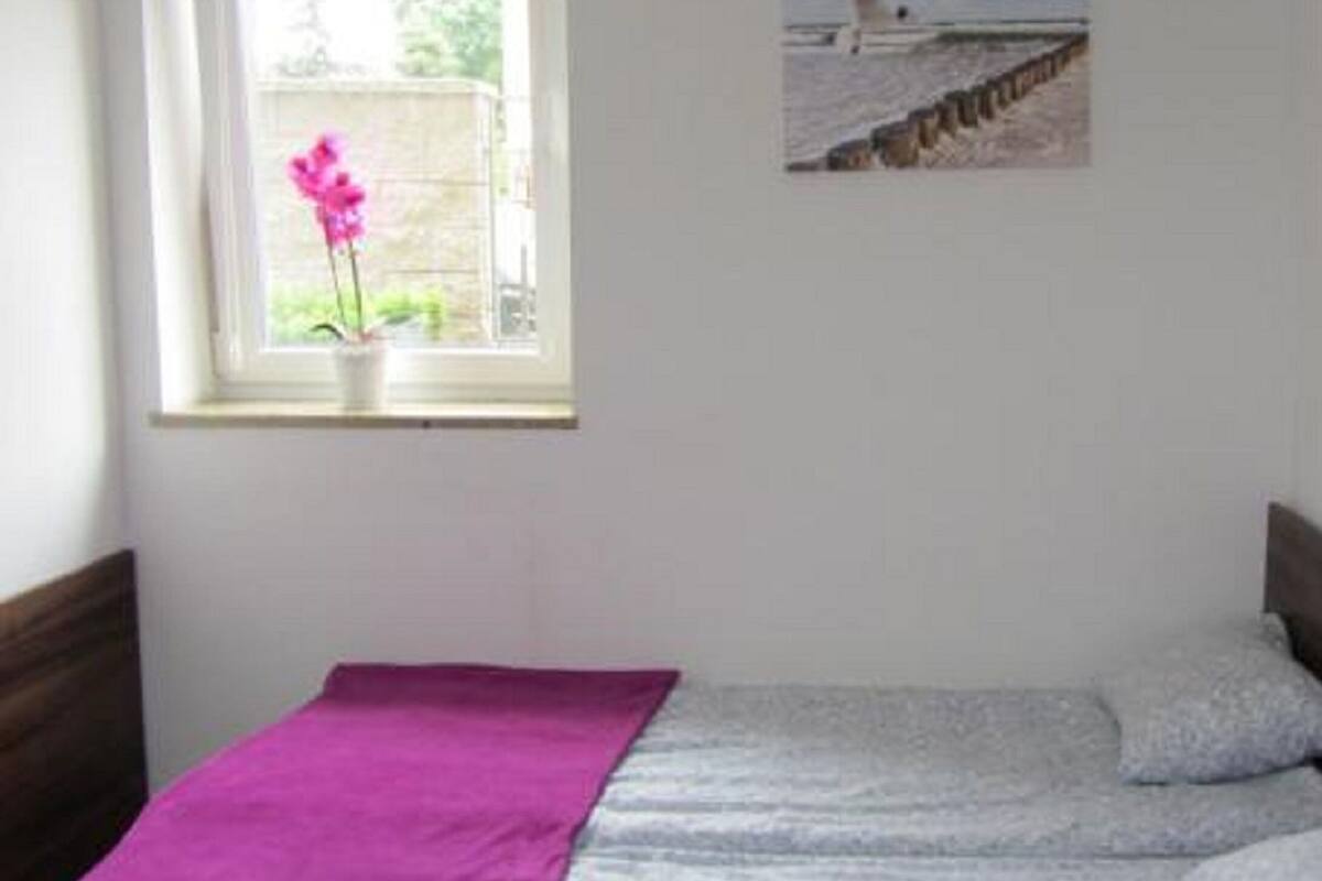 Tabla de planchar con plancha, wifi gratis, ropa de cama