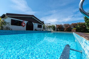 Utomhuspool och uppvärmd pool