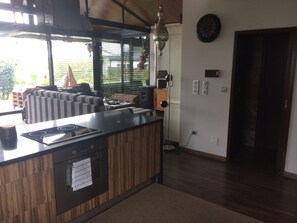 Kylskåp, mikrovågsugn, ugn och spishäll