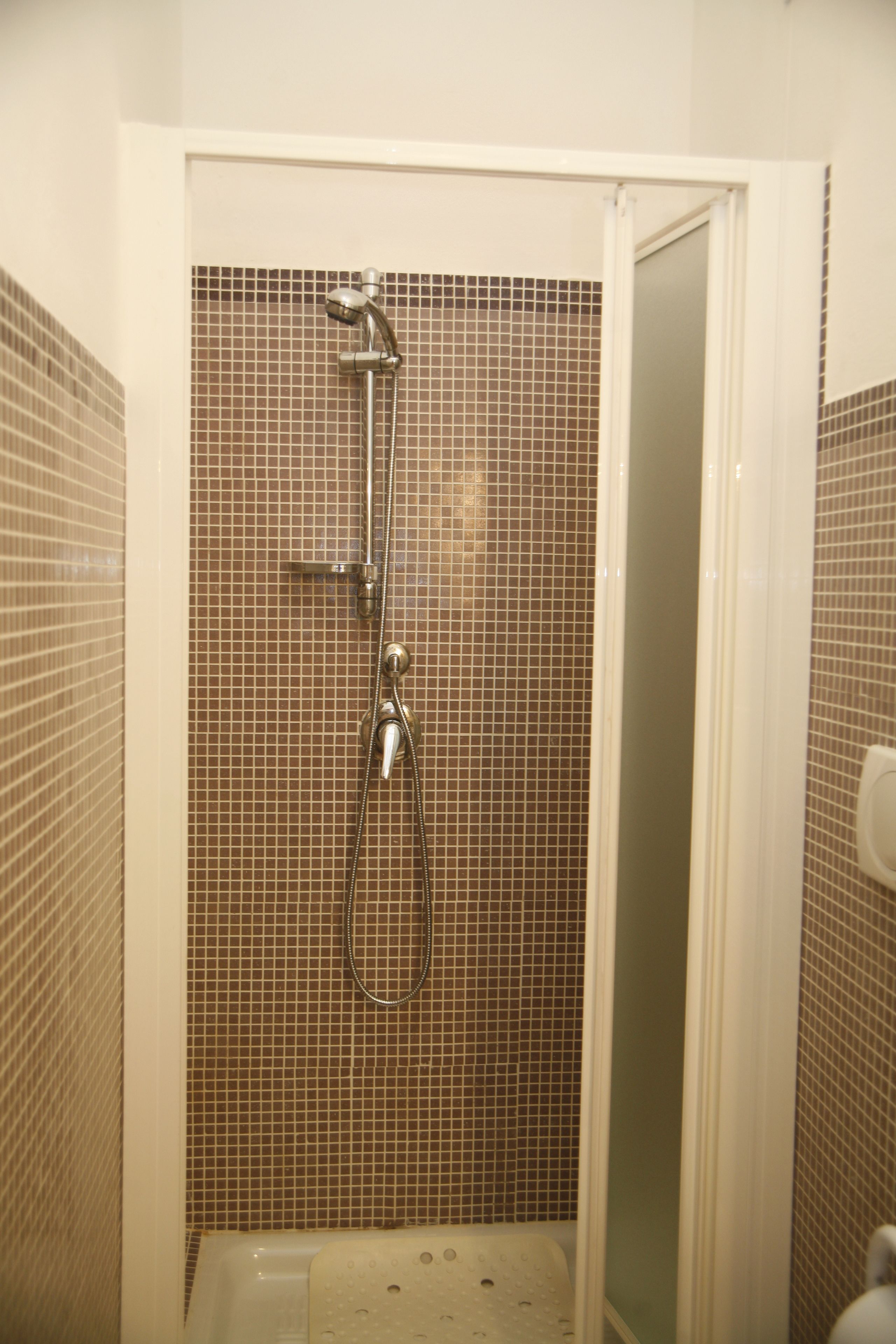 Een douche, een regendouche, gratis toiletartikelen, een bidet