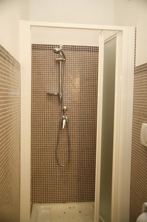 Shower, rainfall showerhead, free toiletries, bidet. B&B Cindy