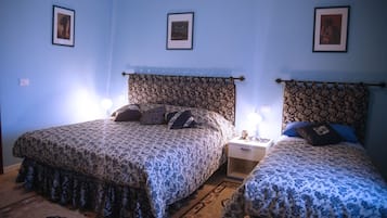 Camera tripla | 1 camera, una cassaforte in camera, una scrivania