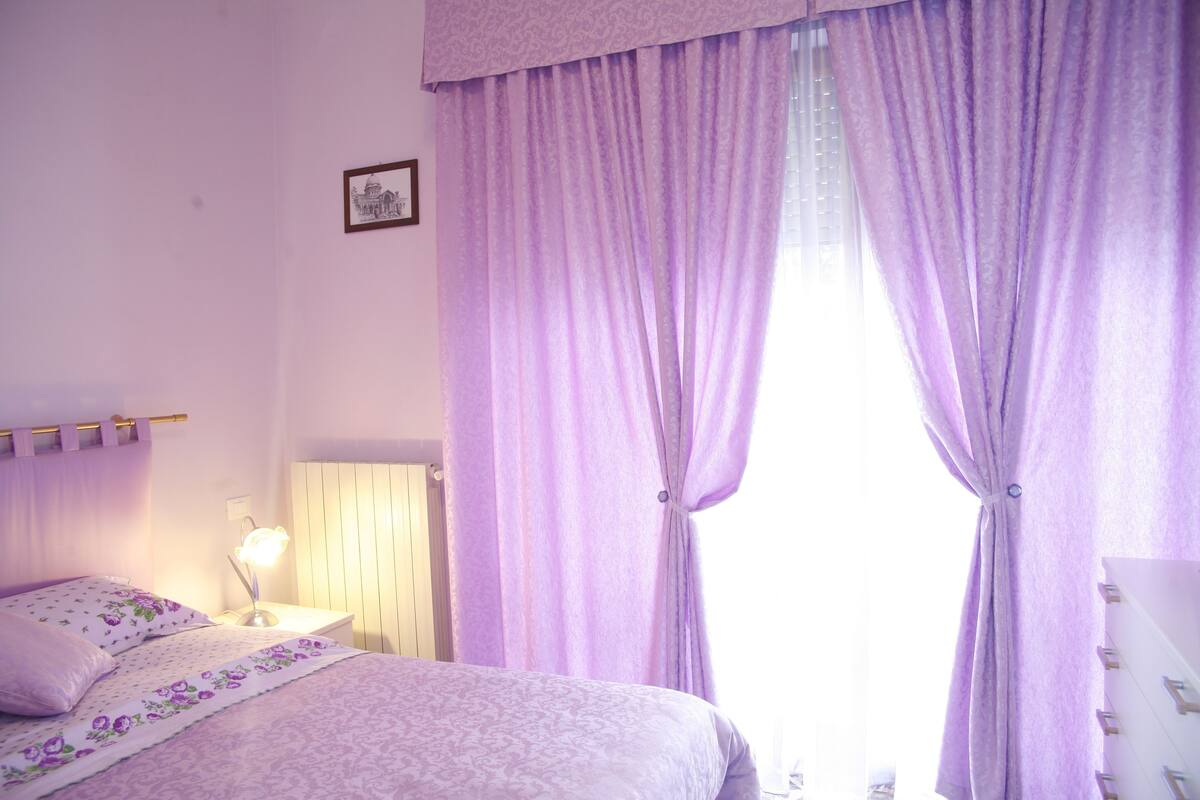 1 bedroom, in-room safe, desk, cribs (free)