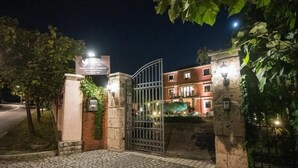 Una entrada cerrada a un edificio con un letrero que indica habitaciones y un bar.