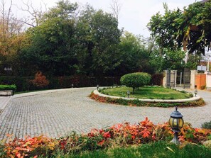 Garden - Belgrade Hills Villa and Suites (Belgrade)