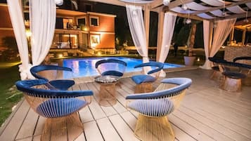 Kolam renang outdoor musiman, dengan payung kolam renang