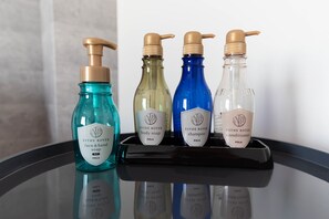Four bottles of ESTHE ROYER body care products on a black tray. - Villa Penthouse Tenma (Osaka)