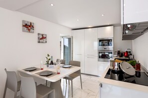 Fridge, microwave, oven, stovetop - Red view apartment - Ronco Sopra Ascona, Ronco sopra Ascona, Switzerland (Ronco sopra Ascona)