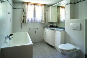 Apartment, 2 Bedrooms (Apartment 12) | Bathroom