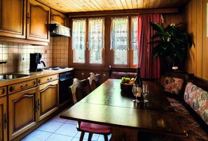 Full-size fridge, oven, stovetop, dishwasher - Haus Amour (Saas Grund)