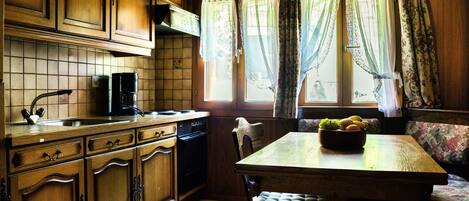 Full-sized fridge, oven, stovetop, dishwasher