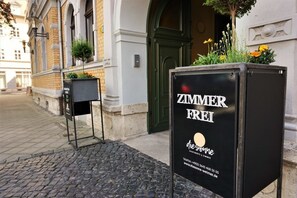A black signboard with "ZIMMER FREI" and contact information for a property named "die-sonne-weimart.de". - dieSonne (Weimar)