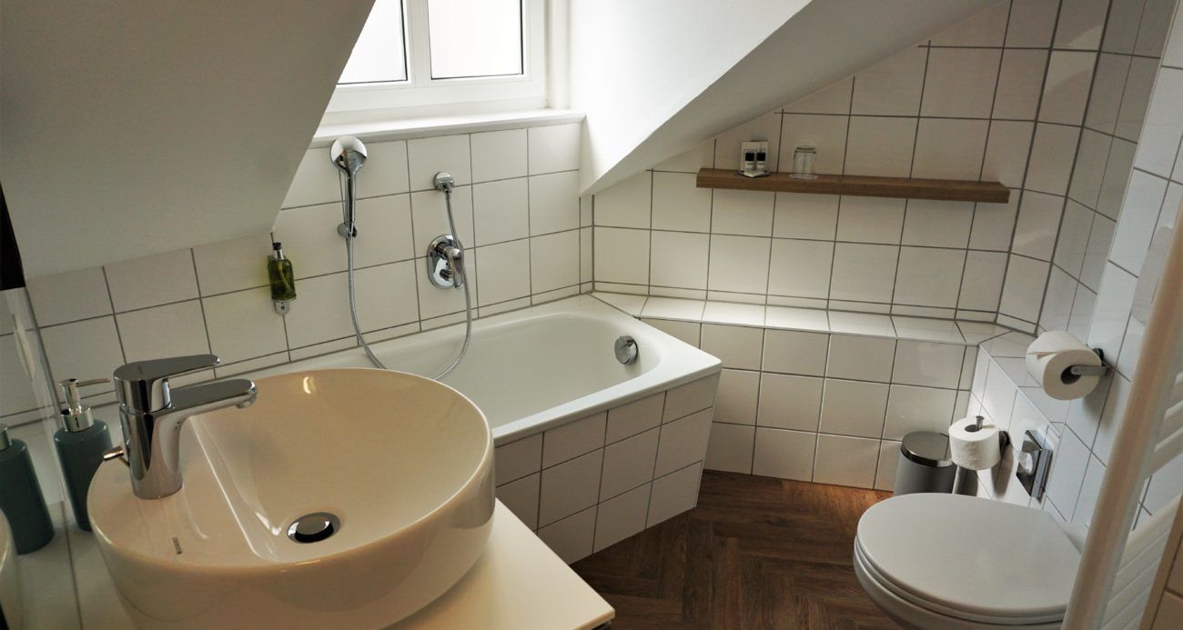classic single room, bathtub | 1 bedroom, in-room safe, desk, soundproofing