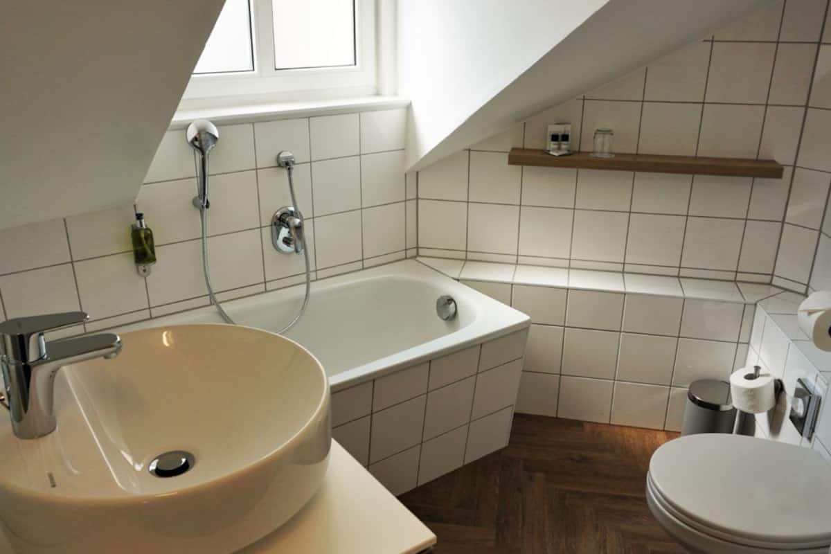 classic single room, bathtub | 1 bedroom, in-room safe, desk, soundproofing