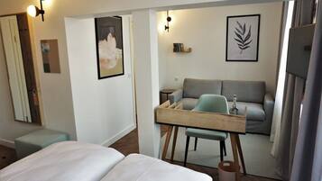 1 habitación, caja de seguridad en la habitación y escritorio