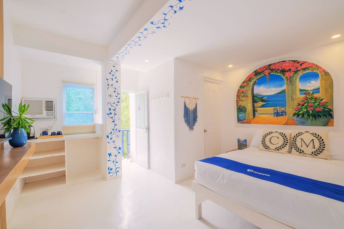 Une chambre à coucher avec un lit, un bureau et une fenêtre.