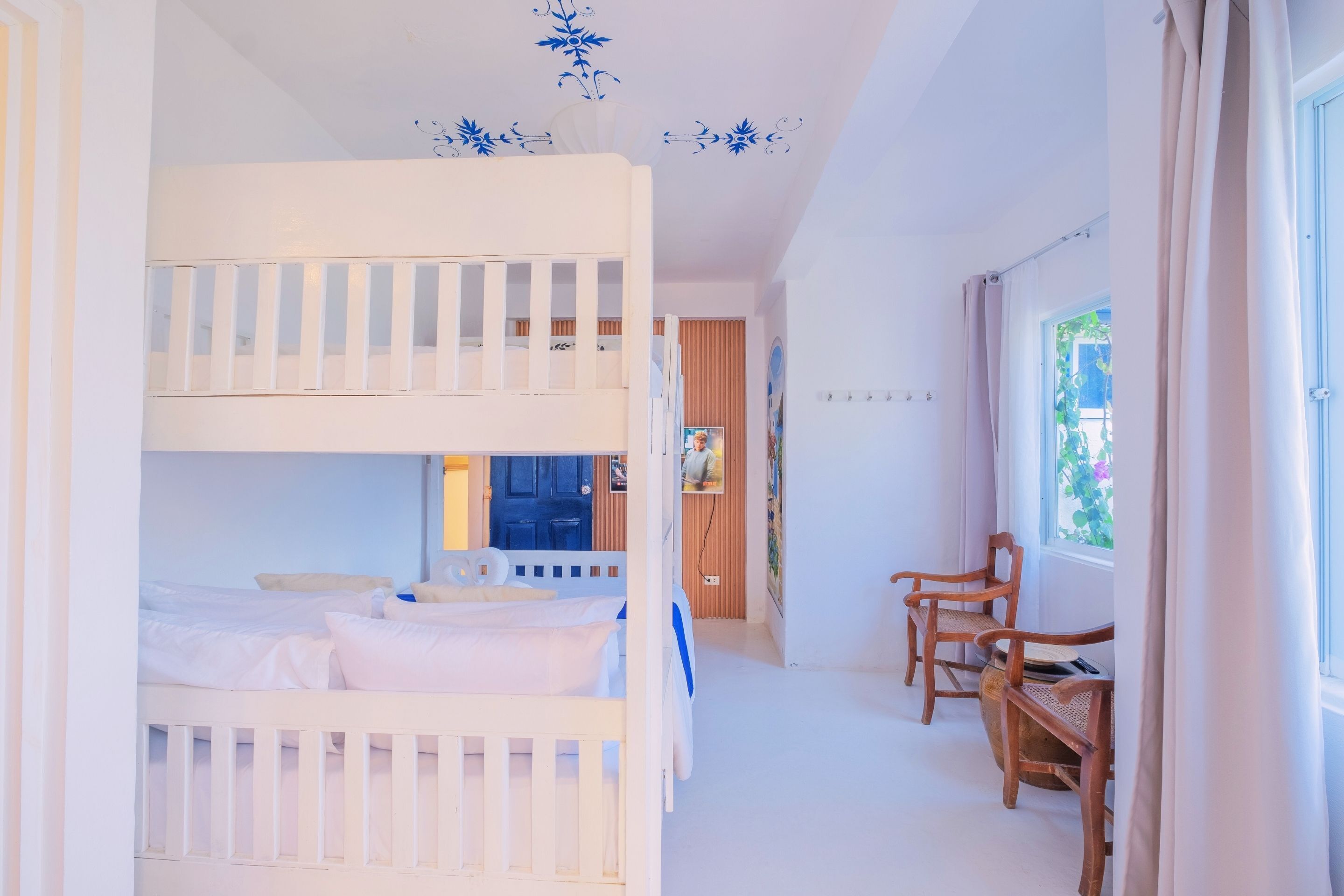 Habitación cuádruple Premier | Cortinas blackout y ropa de cama 
