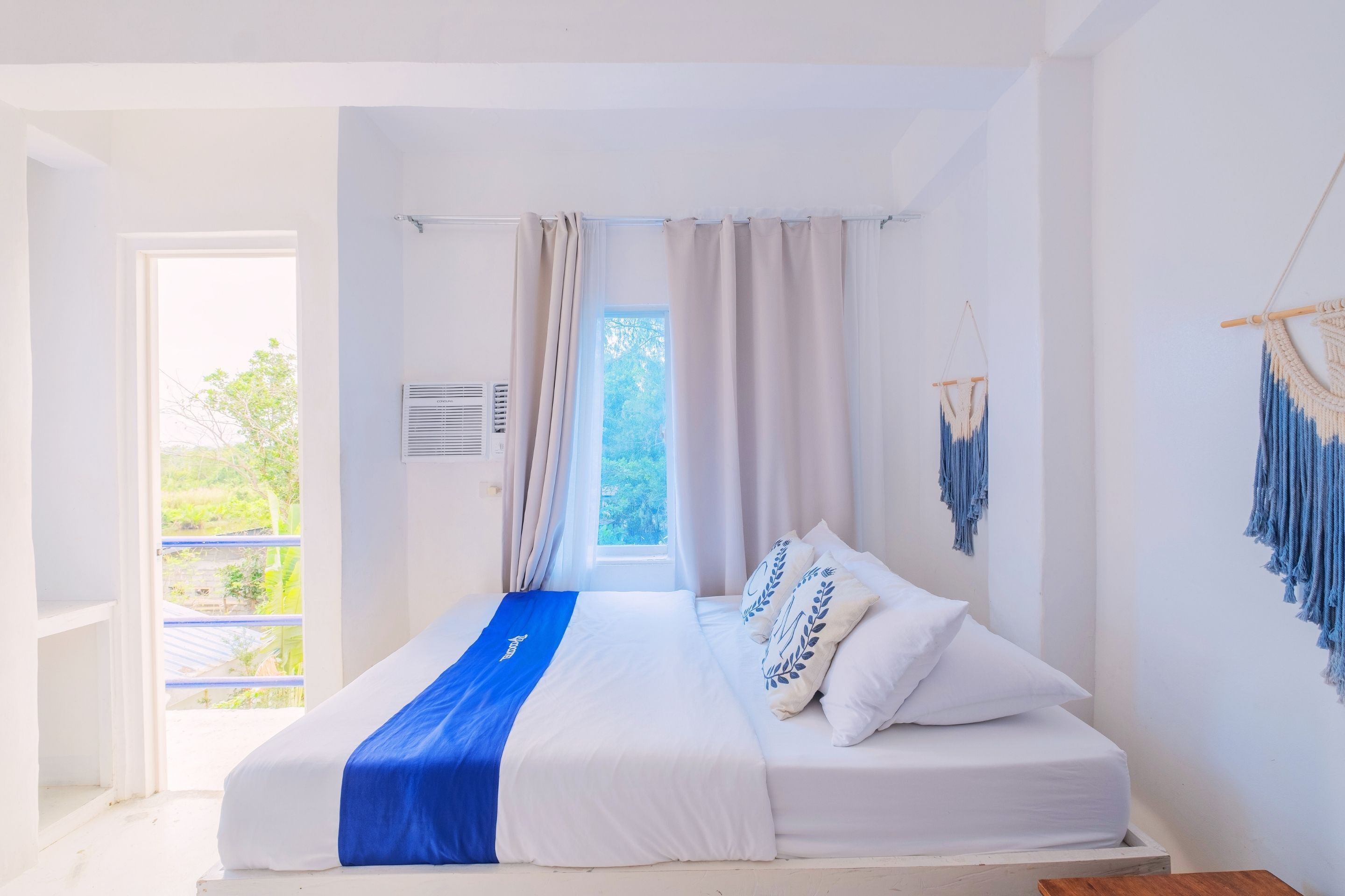 Habitación básica (Barkada) | Cortinas blackout y ropa de cama 