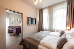 Junior-Suite | 1 Schlafzimmer, Zimmersafe, individuell dekoriert, Schreibtisch