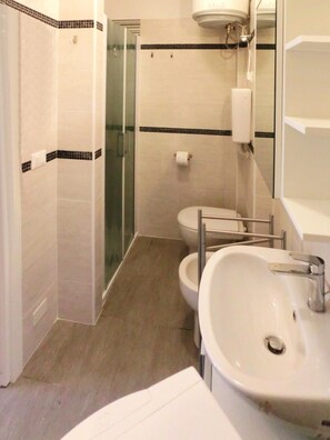 Shower, rainfall showerhead, bidet - Alideco (Lignano Sabbiadoro)